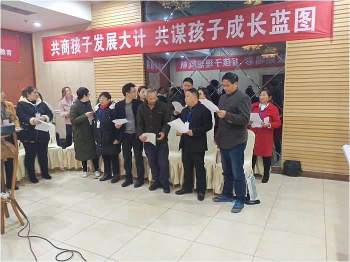家長(cháng)們認真誦讀家庭教育規則
